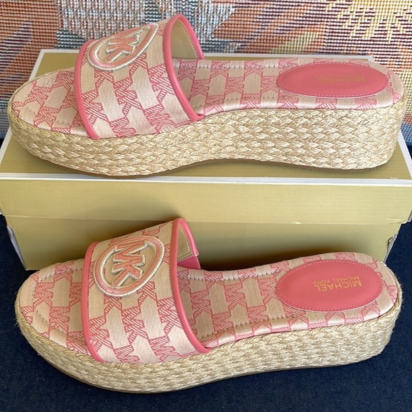 MICHAEL KORS SADLER WEDGE
MK OUTLINE JQD/EMB MK
TEA ROSE
49S3SDFA1Y - Picture 1 of 16
